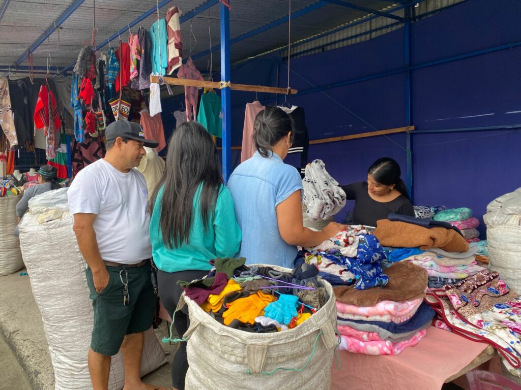 Tras dos años de temperaturas más cálidas, la venta de ropa abrigada despunta en Manta.