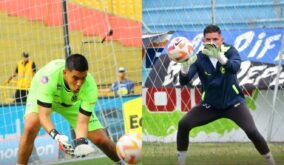 Walter Chévez (izq.) y Brian Heras, arqueros del Manta FC y Delfín SC.