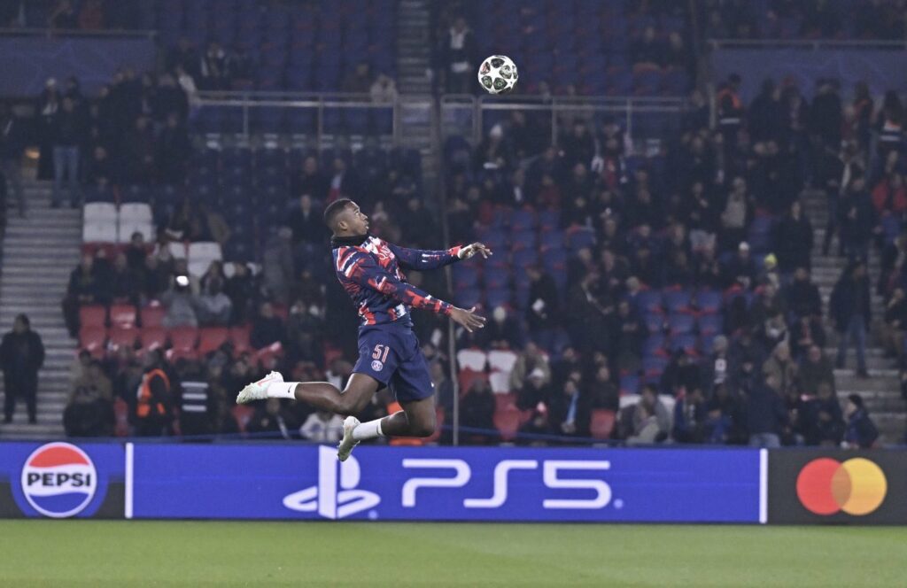 Willian Pacho se ha consolidado como pieza clave del sistema defensivo del PSG