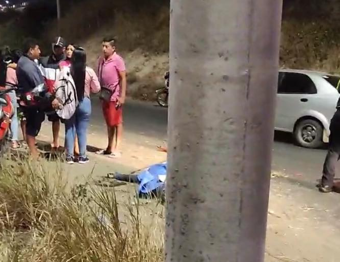 Mujer muere y su pareja queda herida tras sufrir accidente de tránsito
