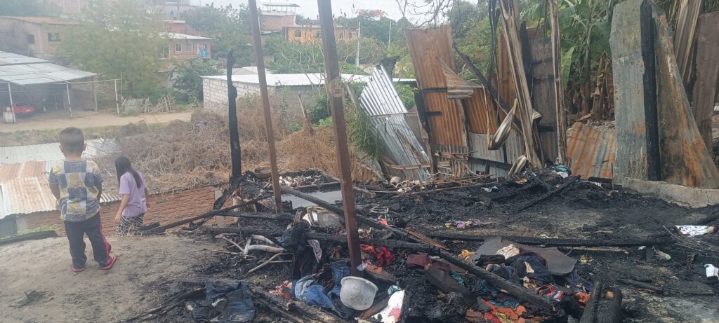 Una vivienda de construcción mixta se incendió en Manta mientras dos niños dormían en su interior.