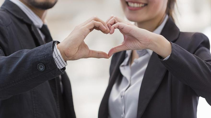 Relaciones amorosas en el trabajo: implicaciones legales y organizacionales