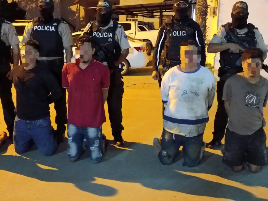 Los cinco detenidos durante un enfrentamiento con los militares.
