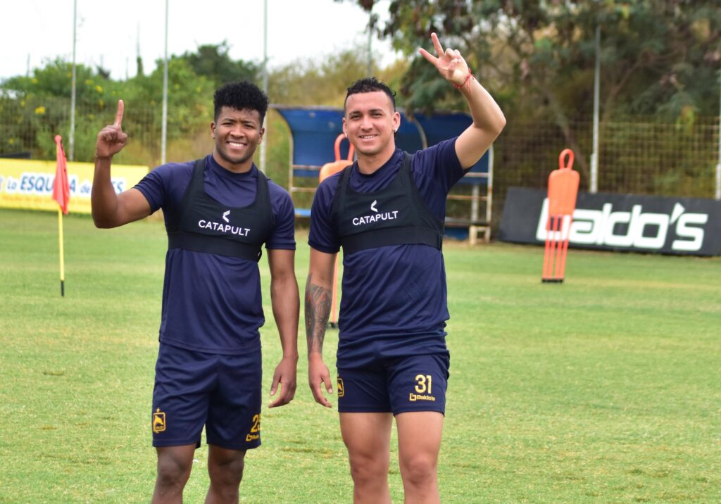 Edilson Cabeza (izq.), en un entrenamiento con Delfín.