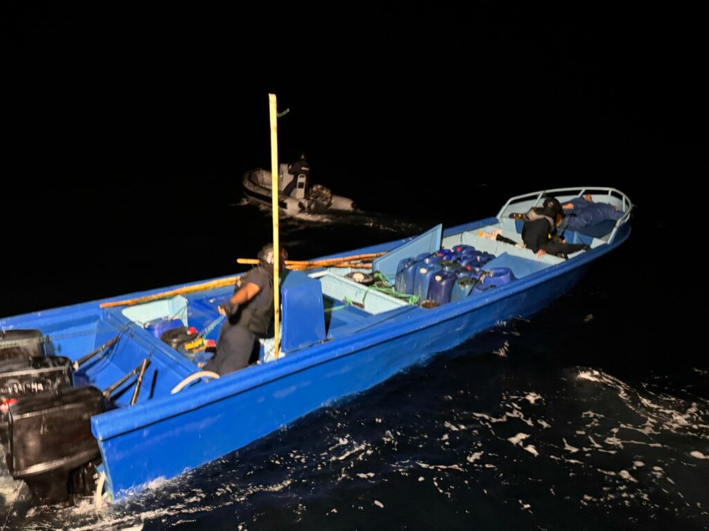 La incautación del combustible ocurrió a 178 millas náuticas de la costa de Manta.