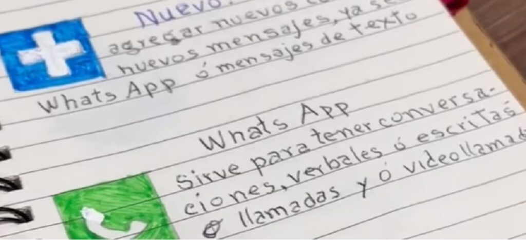 El abuelo usa un cuaderno donde anota el paso a paso para usar su celular.