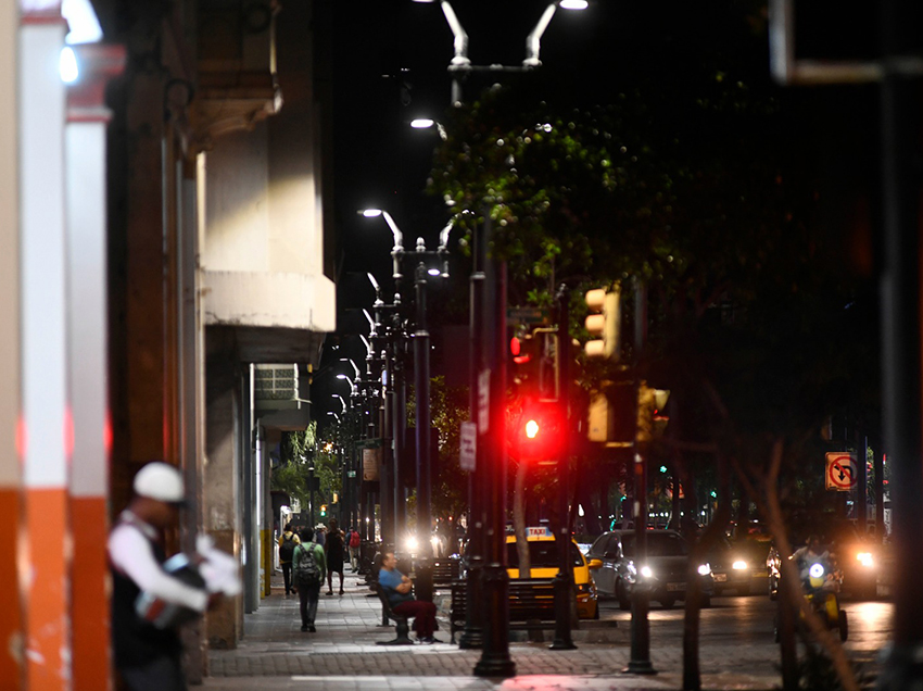 La intervención incluye el reemplazo de 350 luminarias por tecnología LED de iluminación y la instalación de 40 nuevos postes.