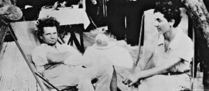 El médico berlinés Friedrich Ritter y su pareja Dore Strauch en la isla Marchena, Galápagos.