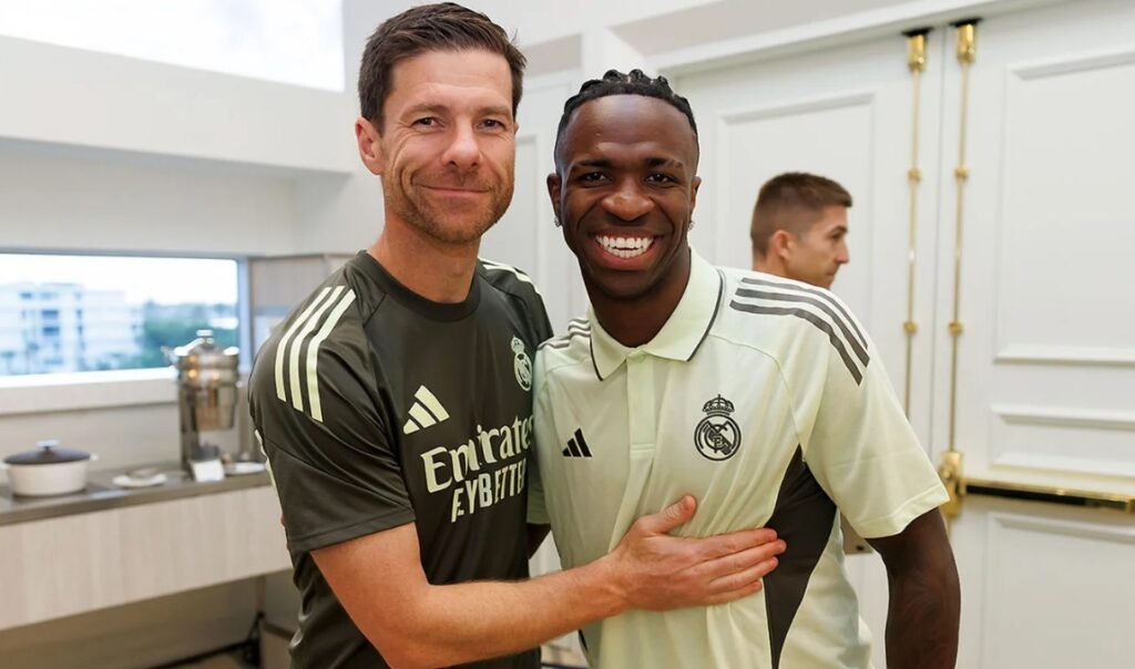Xabi Alonso, entrenador del Real Madrid, junto a Vinicius Junior