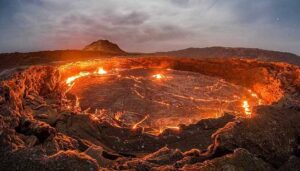 La Puerta del Infierno es un cráter de gas natural que colapsó en 1971 y fue incendiado para evitar emisiones tóxicas. Sigue ardiendo hoy.