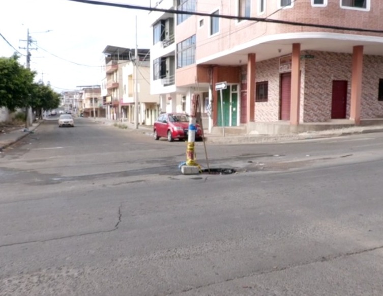 Con cañas y cintas los vecinos del lugar advierten del peligro en esta alcantarilla deteriorada.