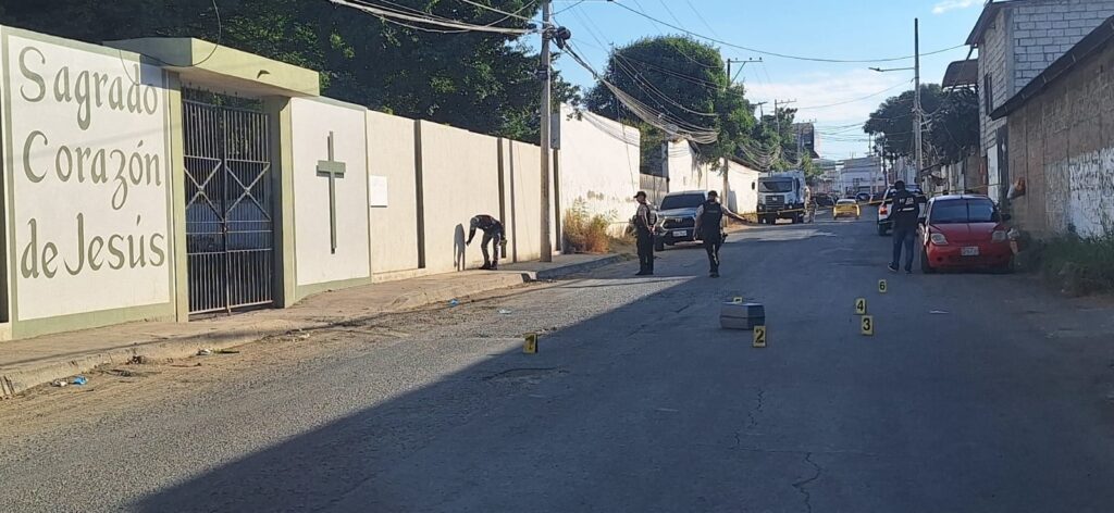 Un aparente tiroteo entre dos vehículos dejó cinco personas heridas frente al cementerio de Marbella, en Manta.