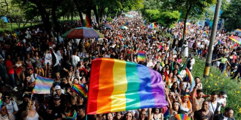 Policía turca reprime manifestación del Orgullo en Estambul; oposición denuncia detenciones