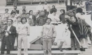 Julio Bernal (izq.) y su camarógrafo, Luis Dueñas, en un partido en Quito.
