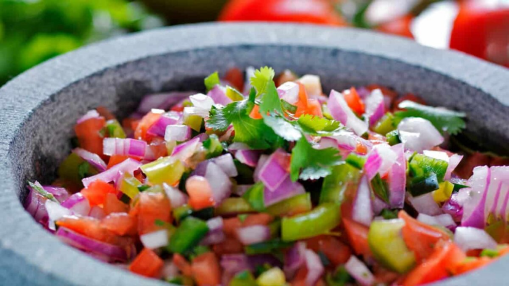 ¡Solo necesitas 5 ingredientes! Aprende a preparar el verdadero pico de gallo mexicano