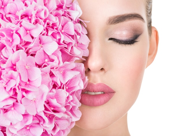 Estudio revela cómo varía la percepción de la belleza y su impacto social entre culturas
