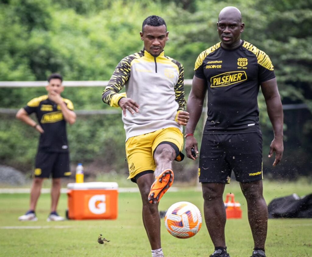 Segundo Castillo dirigiendo un entrenamiento de Barcelona SC
