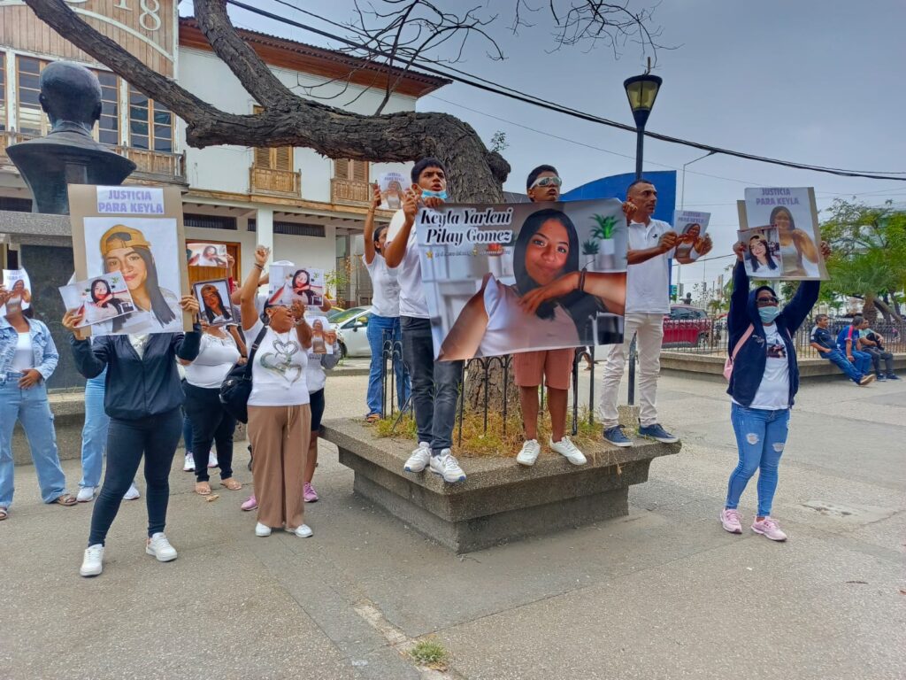 Familiares de Keila Pilay hicieron un plantón en los bajos del Palacio de Justicia de Manta.