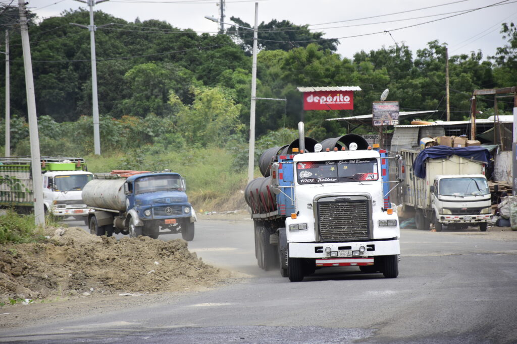 ¡Peligro en Portoviejo! Baches y montículos amenazan a conductores
