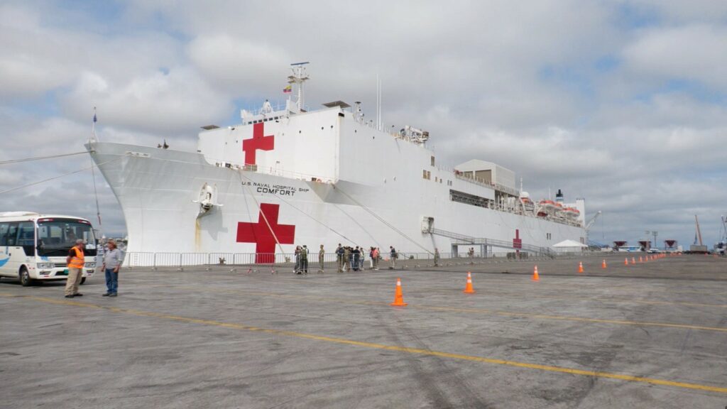 El buque hospital llegó el viernes a Manta