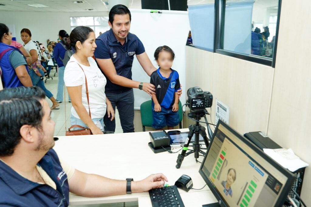 354 niñas y niños de programas sociales del MIES accedieron a su cédula en el Registro Civil