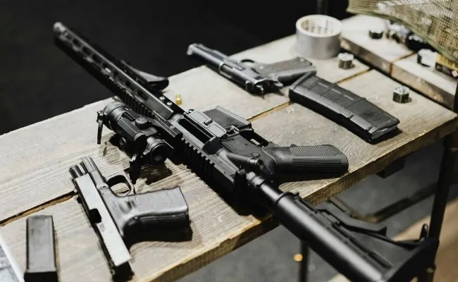 A los detenidos les decomisaron armas y son acusados de tráfico de drogas.