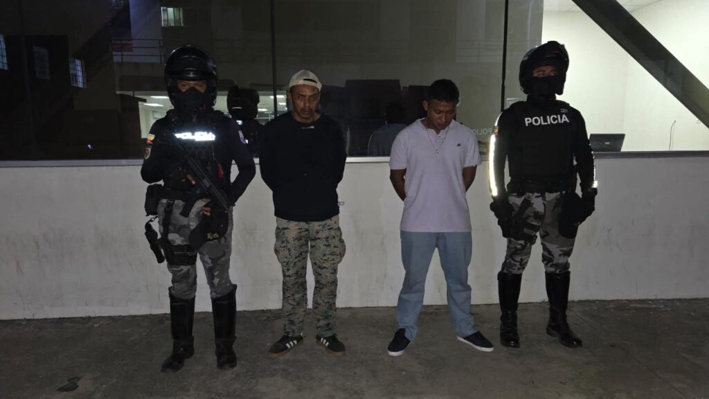 Dos hombres fueron detenidos y acusados de cometer un robo en un bus de transporte urbano.