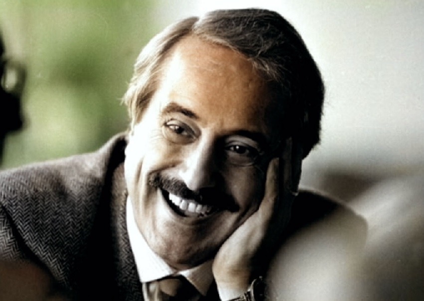 A Giovanni Falcone, destacado fiscal italiano y símbolo de la lucha antimafia, lo asesinaron el 23 de mayo de 1992 por la Cosa Nostra, en Italia.