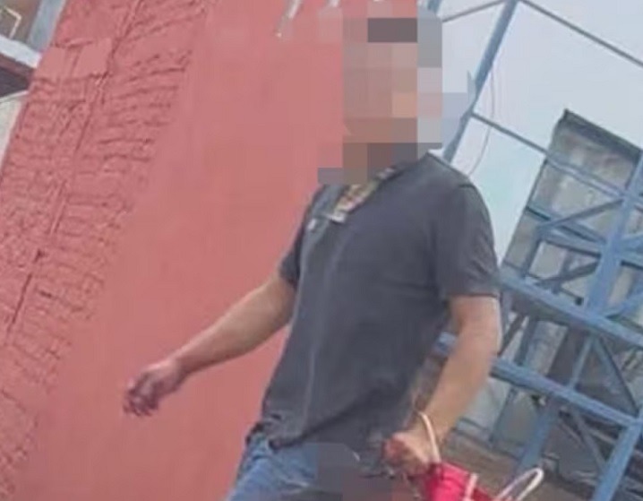 A un hombre, identificado como “Mole”, lo detuvieron en Coatepec, Veracruz, tras ser captado caminando con una cabeza humana en una bolsa.