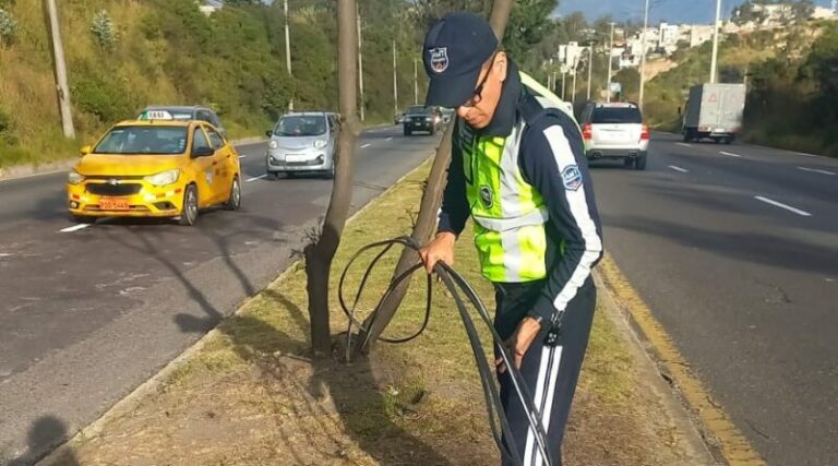 AMT atiende alerta ciudadana y retira cable peligroso en sector Pueblo Blanco