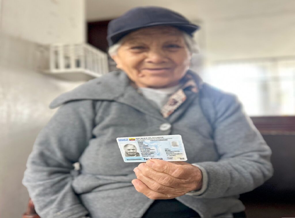 Adulta mayor obtiene por primera vez su cédula de identidad a los 77 años en Guaranda