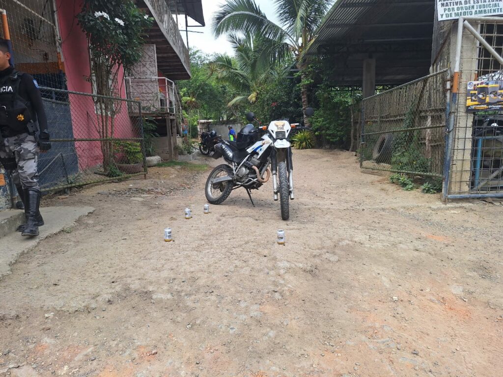 los agresores llegaron en una motocicleta, abrieron fuego y persiguieron a la víctima