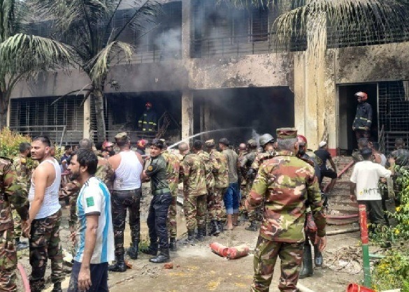 Al menos 16 personas han muerto y más de 100 han resultado  heridas cuando un avión de entrenamiento militar de la Fuerza Aérea de Bangladesh se estrelló.