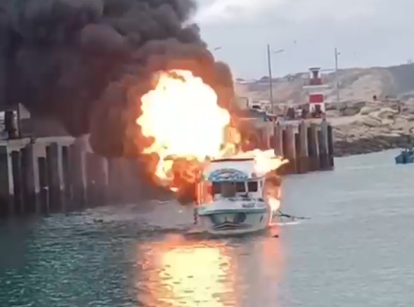Al menos dos barcos pesqueros se incendiaron este jueves pasado el mediodía en el muelle artesanal de la parroquia San Mateo.