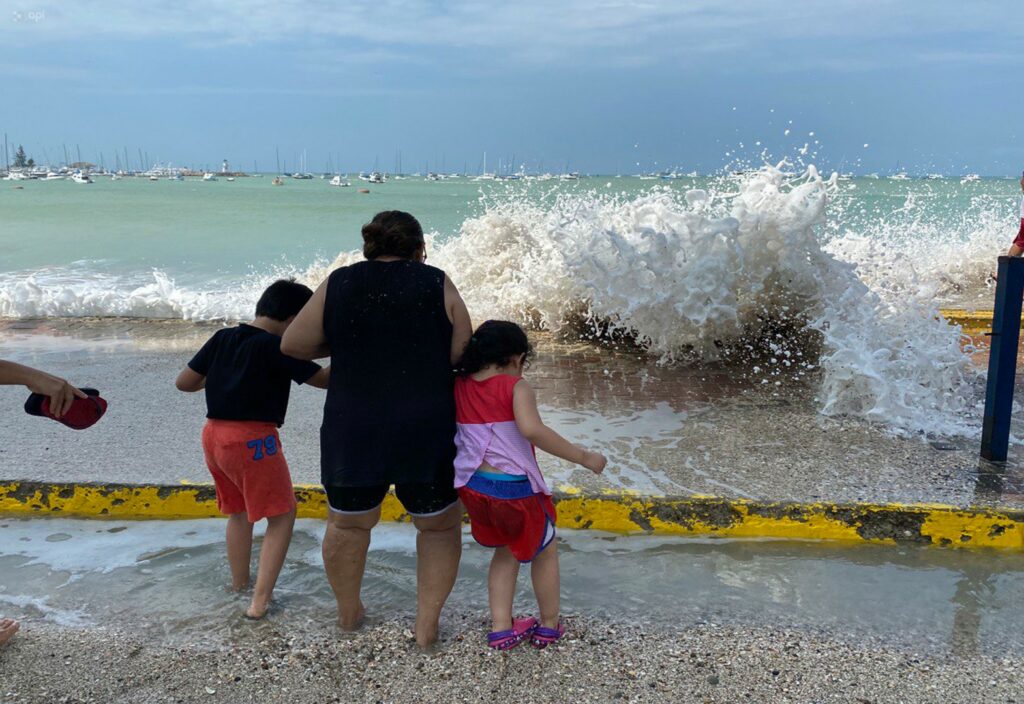 Alerta por oleaje en playas de Manabí, Galápagos, Esmeraldas, Santa Elena, Guayas y El Oro