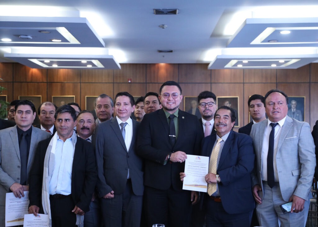 Asamblea Nacional homenajea a transportistas ecuatorianos por su contribución al desarrollo
