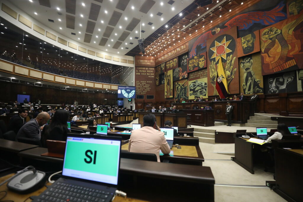 Asambleístas ecuatorianos acumulan multas por más de $50.000 por impuntualidad e inasistencias en la Asamblea Nacional