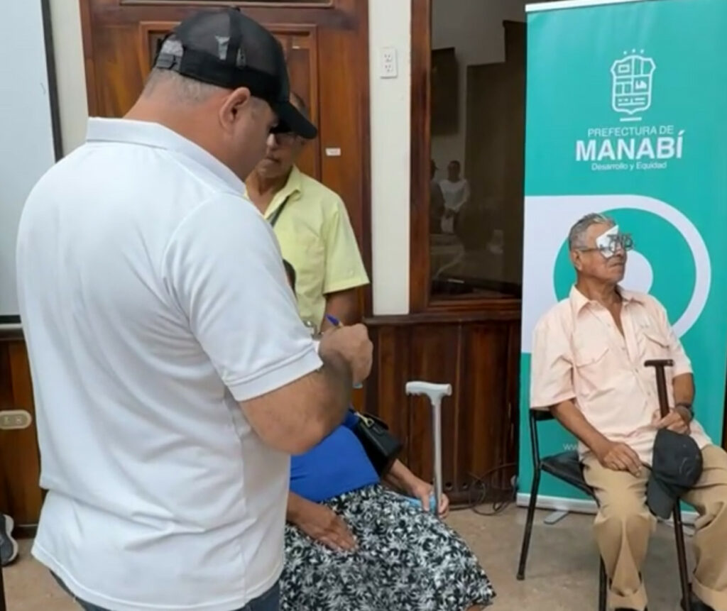 Atendieron a 90 adultos mayores en una jornada médica orientada a mejorar la salud visual.