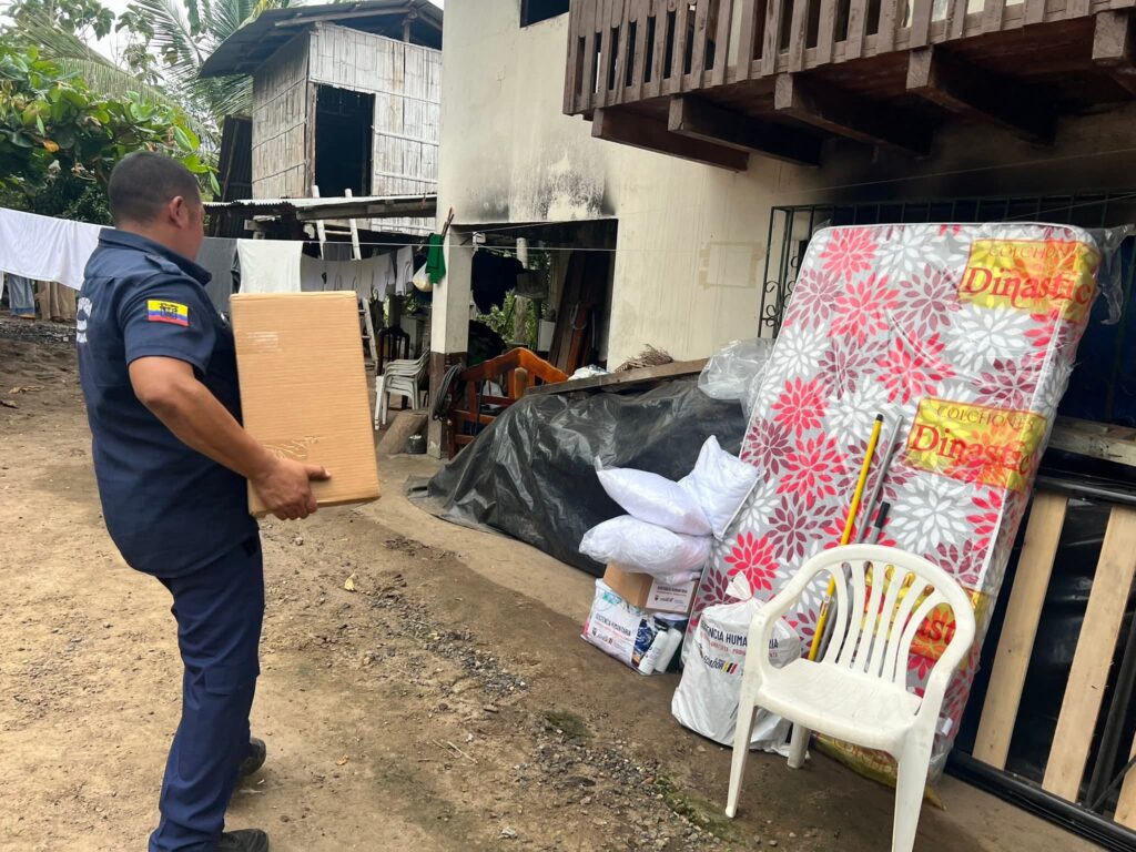 Parte de la ayuda que recibió la familia afectada por el incendio.