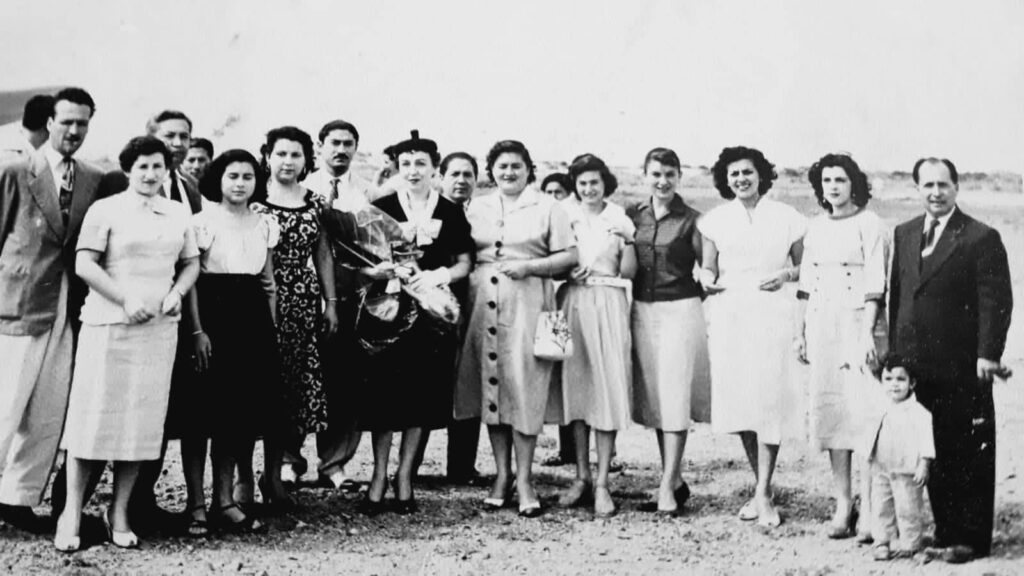 Berta Singerman llegó por segunda vez a Manta en 1955 y fue recibida por un grupo de mantenses que formaban parte del Club Náutico. (Foto tomada de Internet).