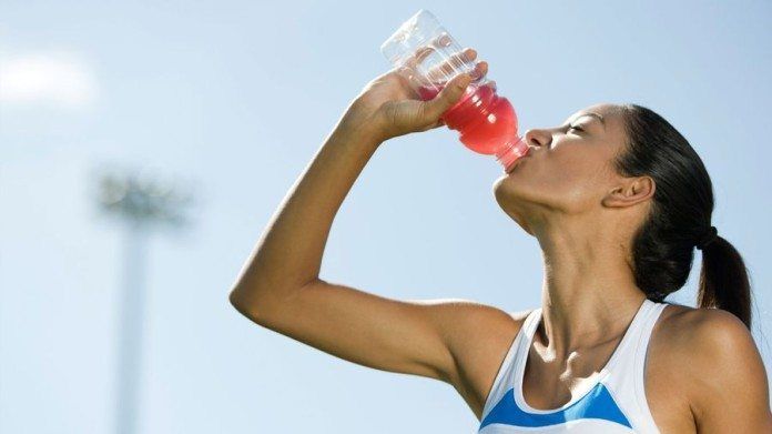 Bebidas hidratantes Beneficios y peligros según la ciencia