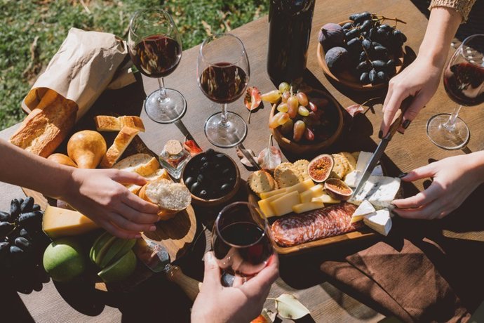 Beneficios digestivos de beber vino tinto en las comidas