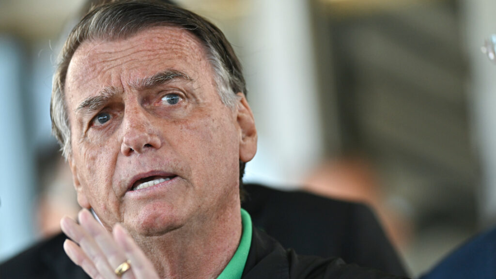 Bolsonaro, expresidente de Brasil deberá usar tobillera eléctrica por riesgo de fuga