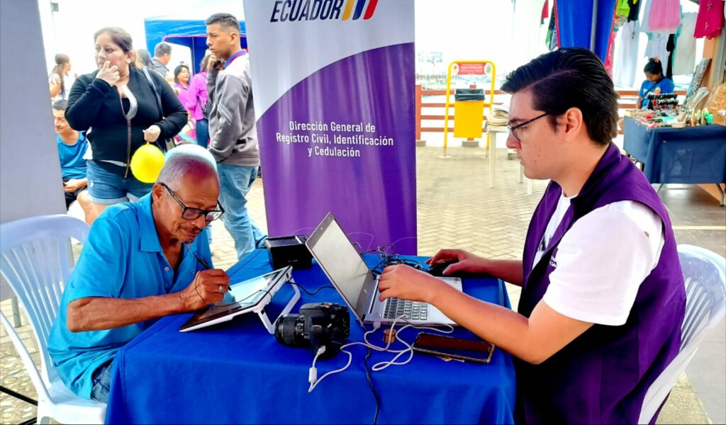 Brigada de cedulación beneficia a cerca de 50 ciudadanos en Puerto López, Manabí
