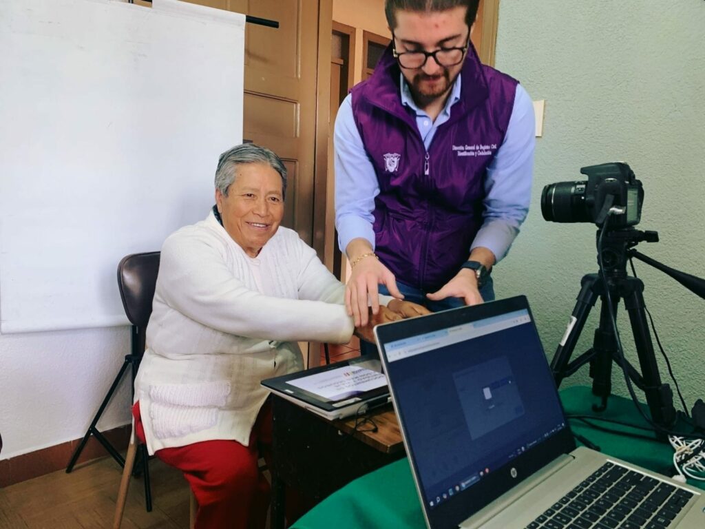 Brigada móvil del Registro Civil cedula a residentes del Hogar Santa Catalina Labouré en Quito