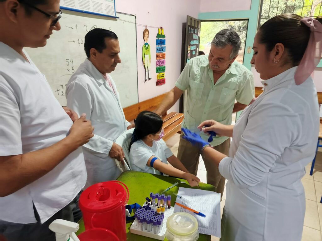 Unas de las atención médicas desarrolladas durante la jornada en Chone.