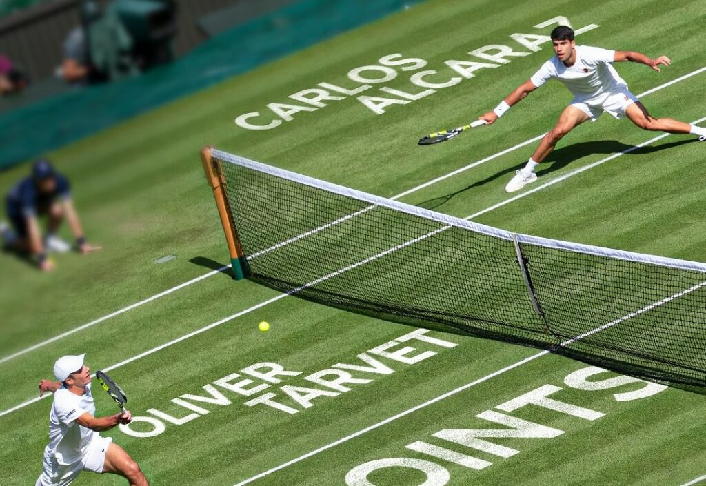 Carlos Alcaraz vence a Tarvet y avanza con firmeza a la tercera ronda de Wimbledon 2025