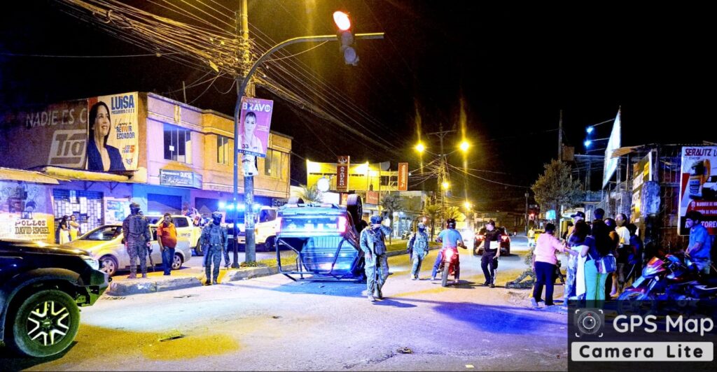 Choque inesperado deja camioneta militar volcada y cinco soldados heridos en Santo Domingo