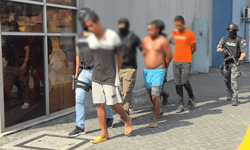 Cinco aprehendidos y una víctima liberada durante operativos en Guayaquil