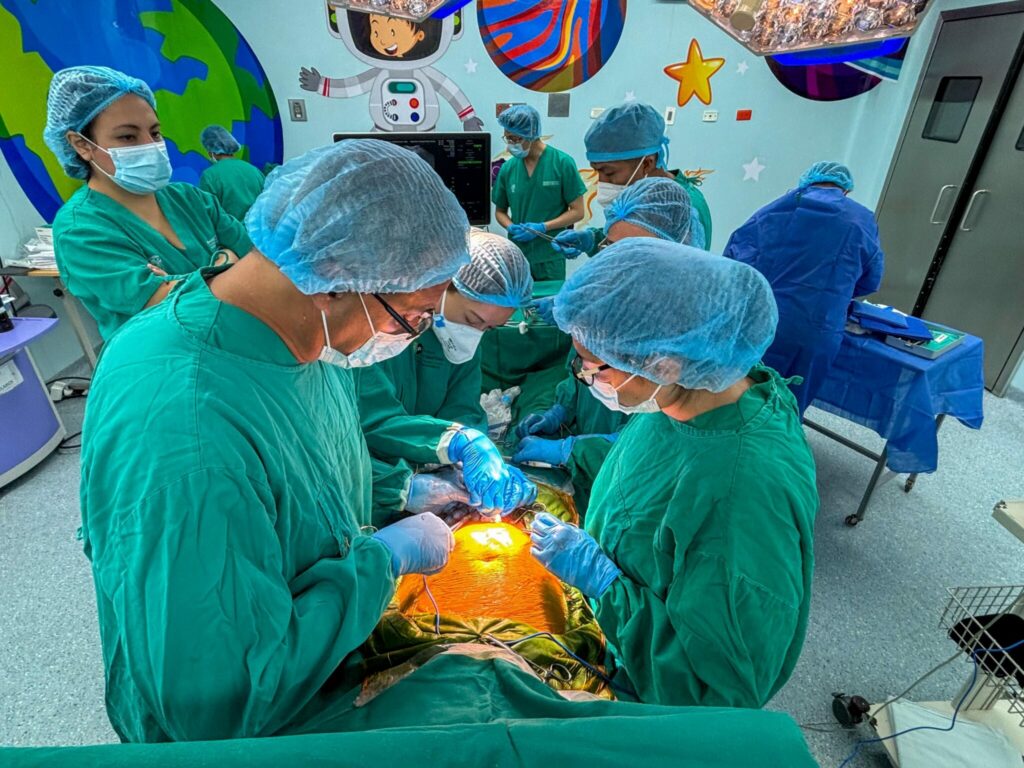 Cirugía fetal pioneira corrige malformación craneal en Ecuador